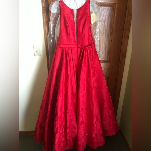 Sherri Hill prom formal dress - Picture 2 of 5